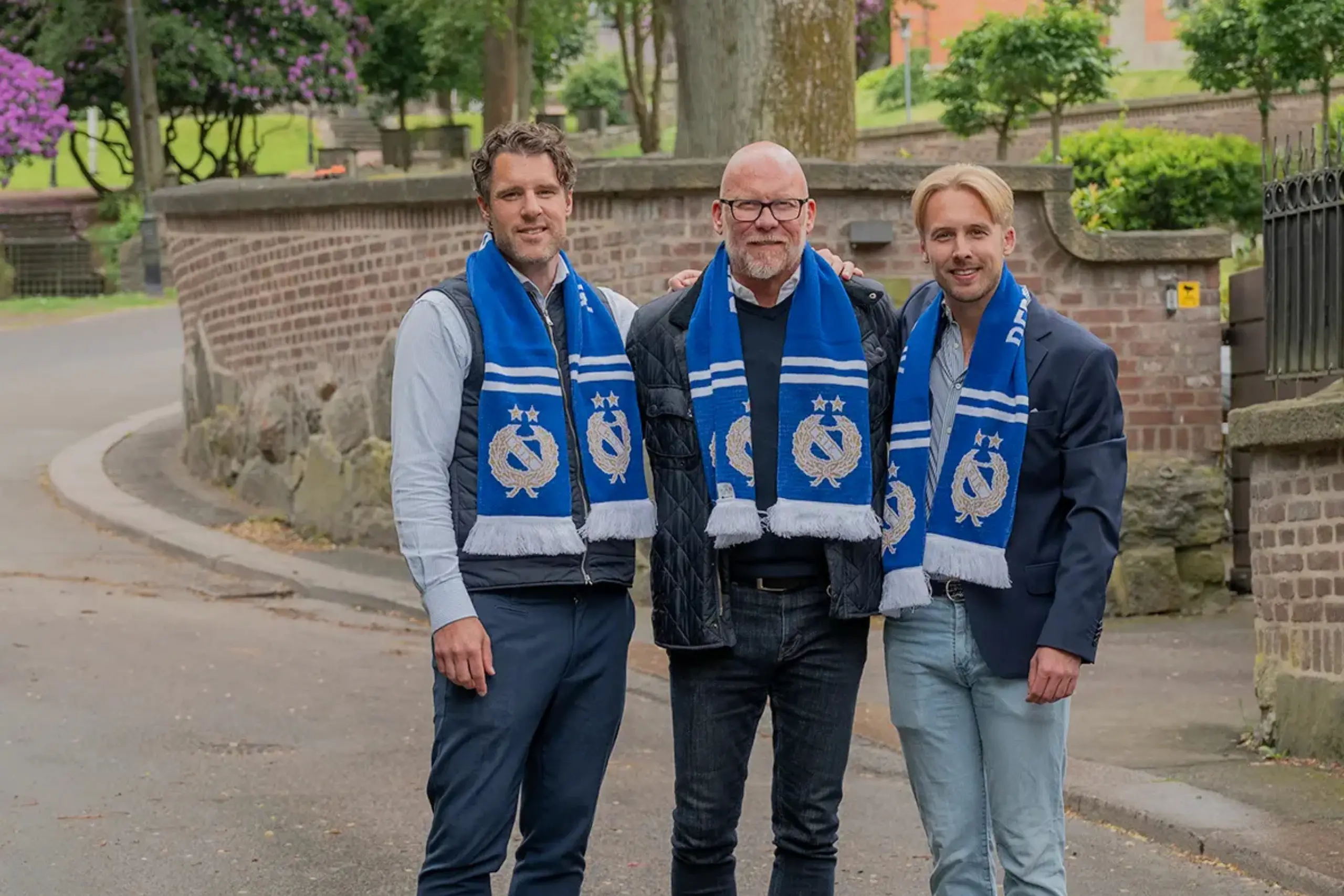 Peter Wilmenius, VD på Factoringgruppen, Tony Larsson, klubbchef på RIK och Marcus Widell, marknadschef på Factoringgruppen. De bär halsdukar från Redbergslids IK.