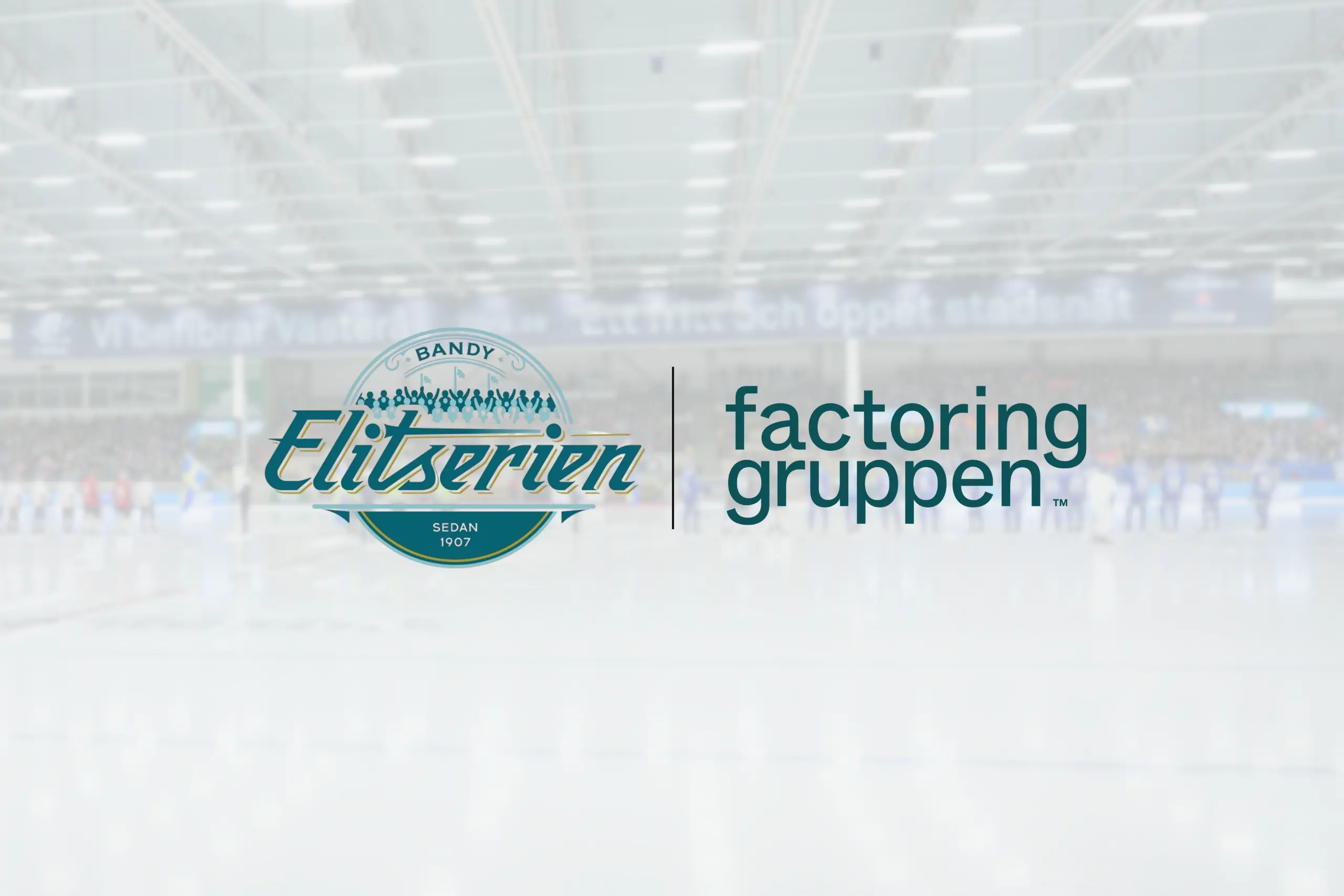 Svensk Elitbandy och Elitseriens logotyp och factoringgruppens logotyp. I bakgrundens syns en bandyhall.