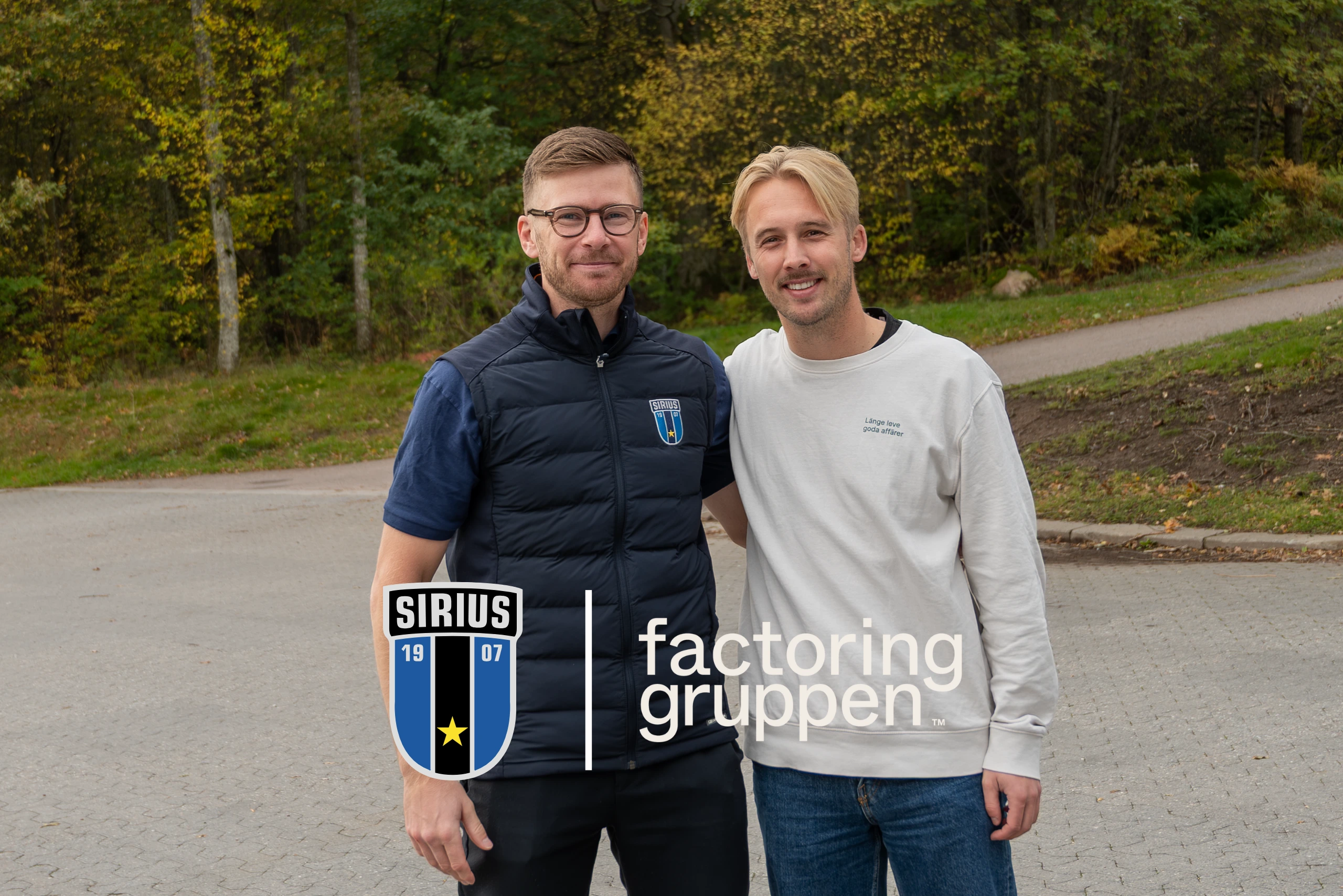 Stefan Kröller, klubbchef i IK Sirius Bandy och Marcus Widell, marknadschef på Factoringgruppen står tillsammans framför att grönområde.