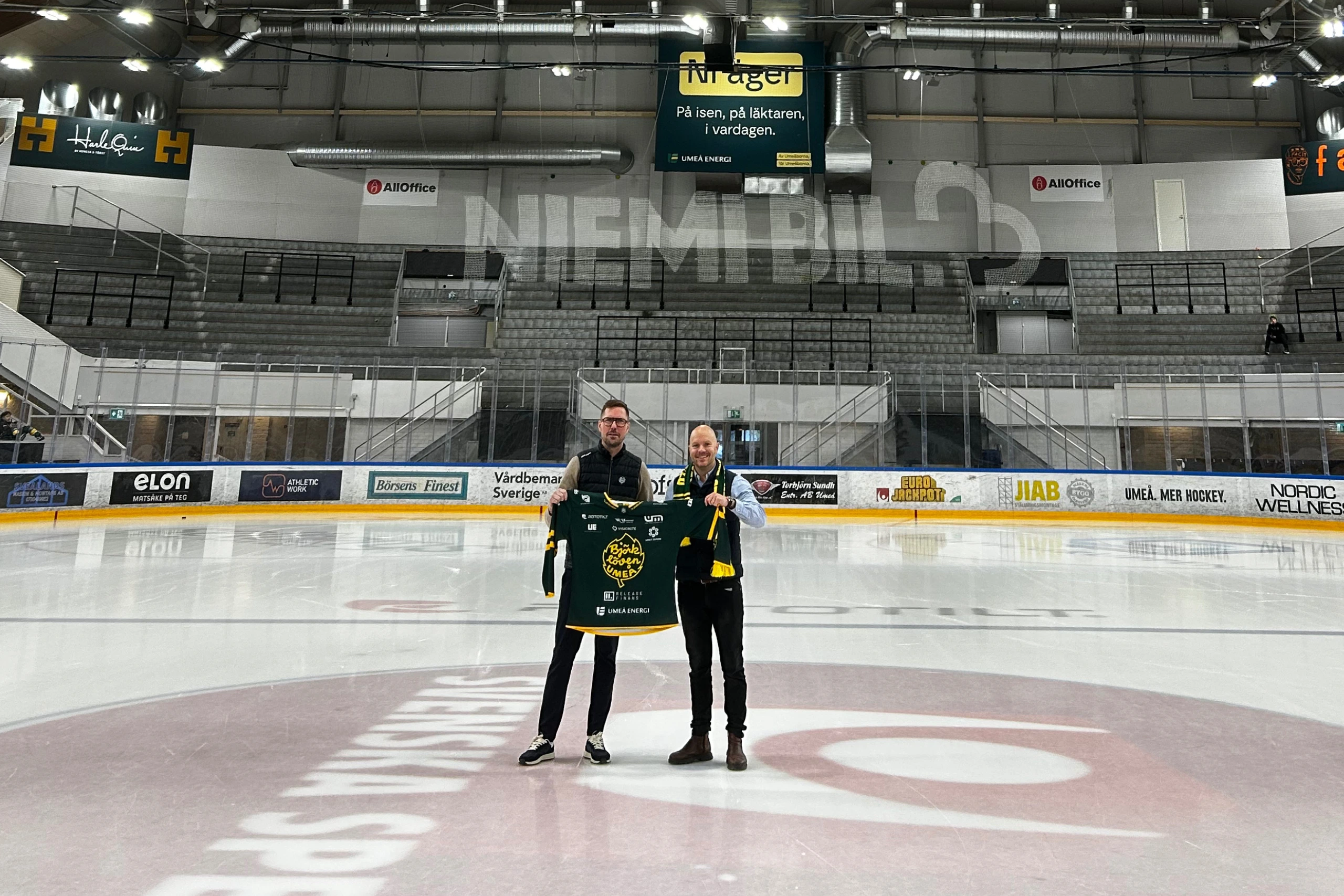 Michael dahlen från Björklöven och Stefan Strinnholm från Factoringgruppen på isen i Visionite Arena