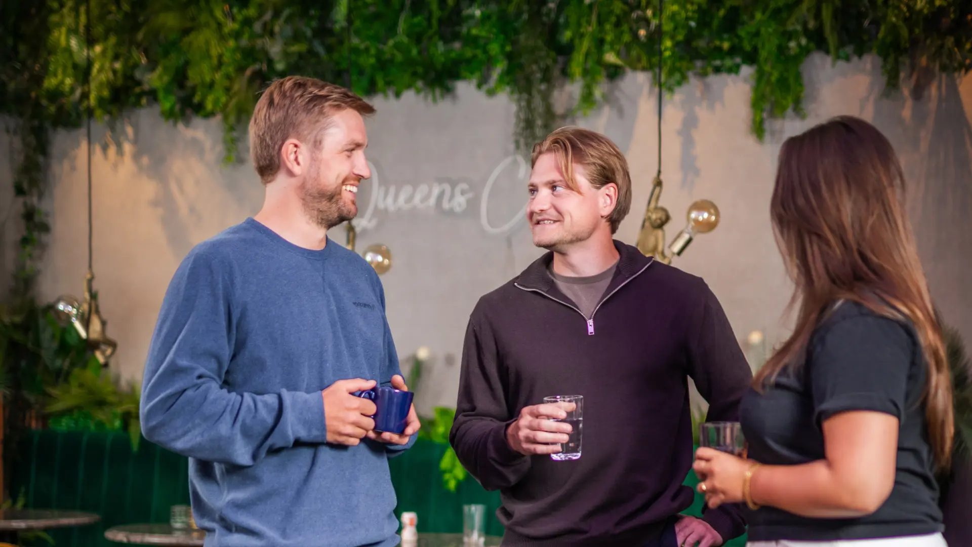 Medarbetare från Factoringgruppen och Kravia i samtal under en fikastund, som en del av partnerskapet