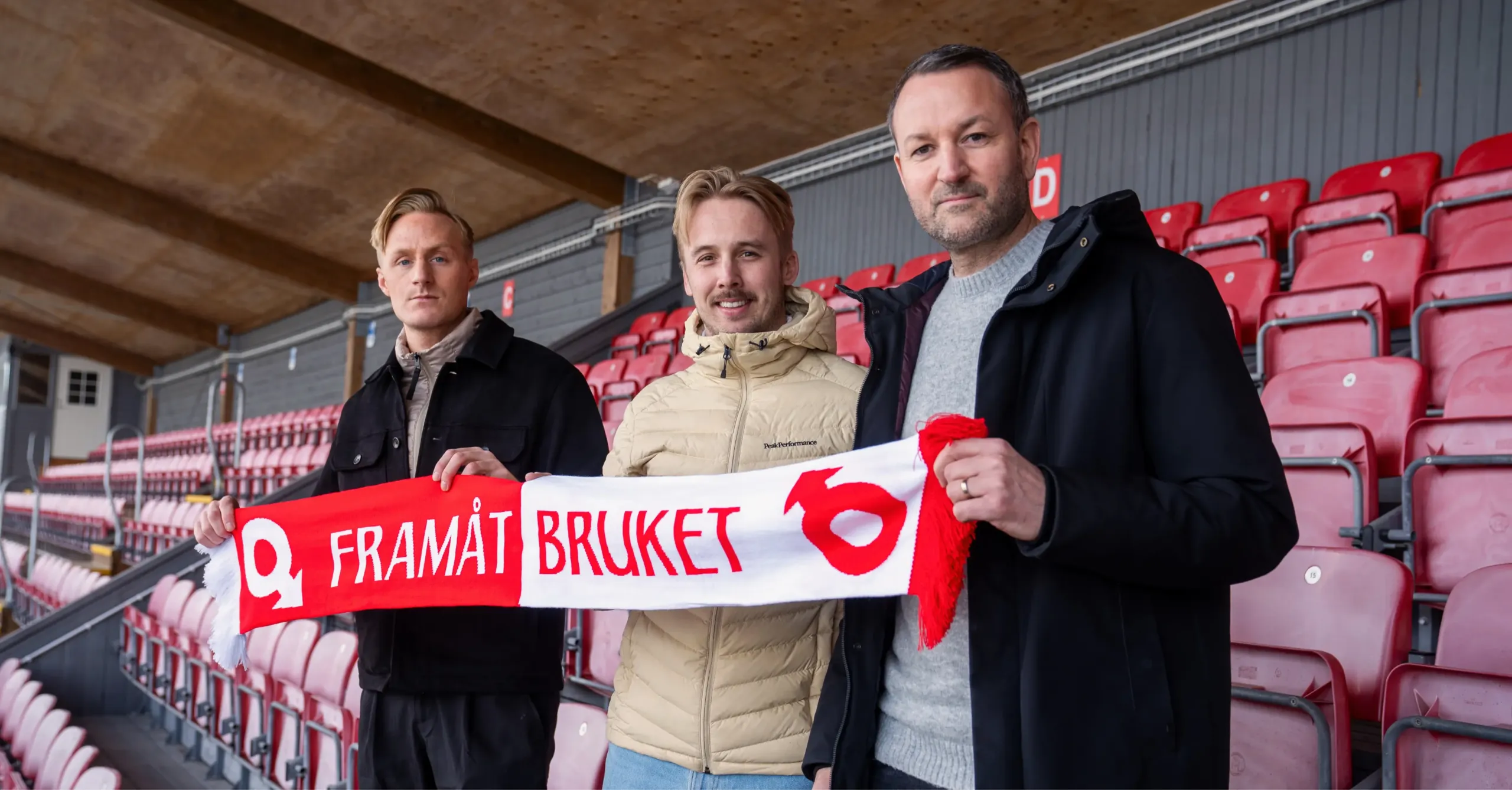 Maximiliam Hane, Marcus Widell och Joakim Klubb på Stora Valla med en Degerfors IF halsduk med texten "Framåt Bruket".