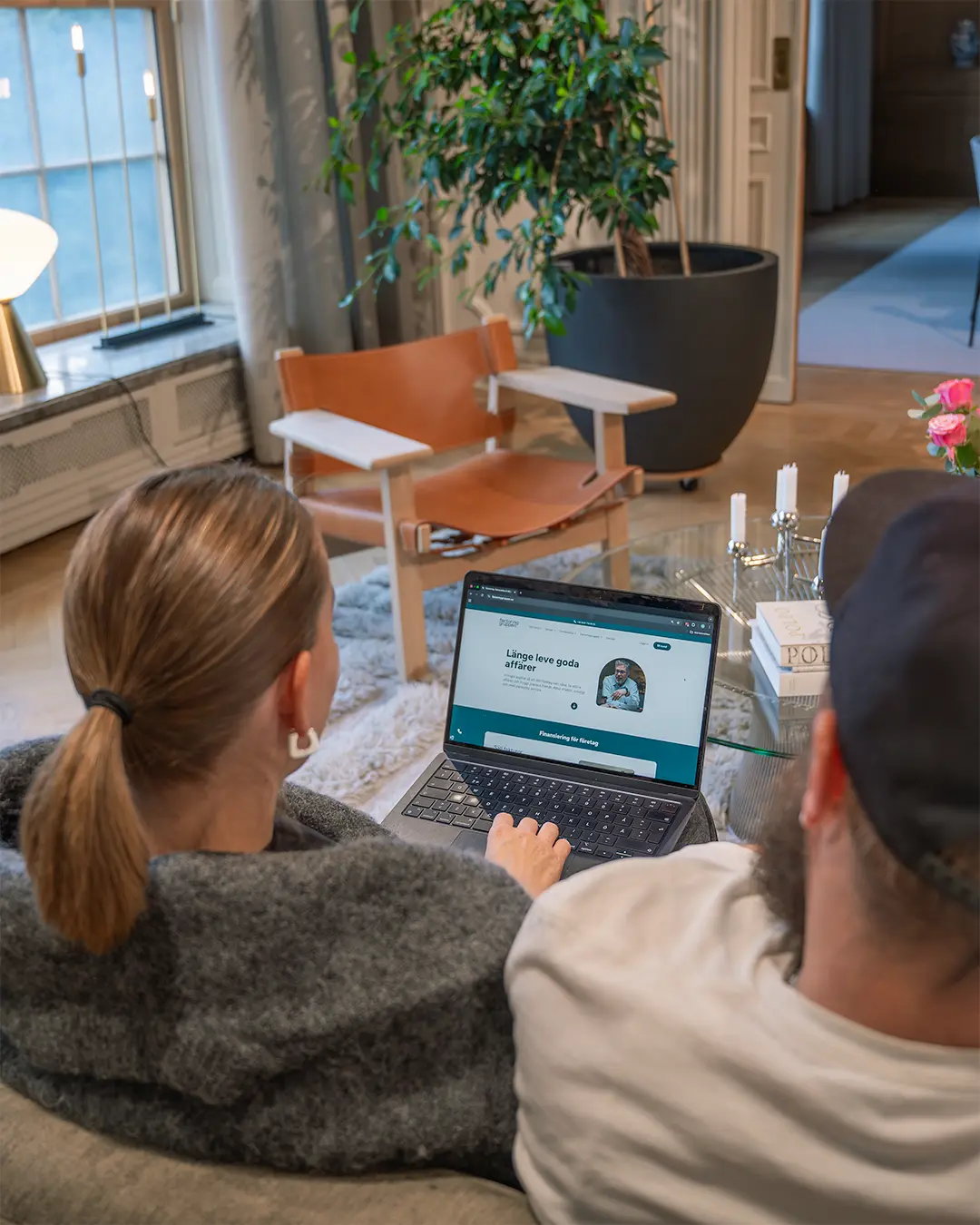 factoringgruppens medarbetare sitter med en dator