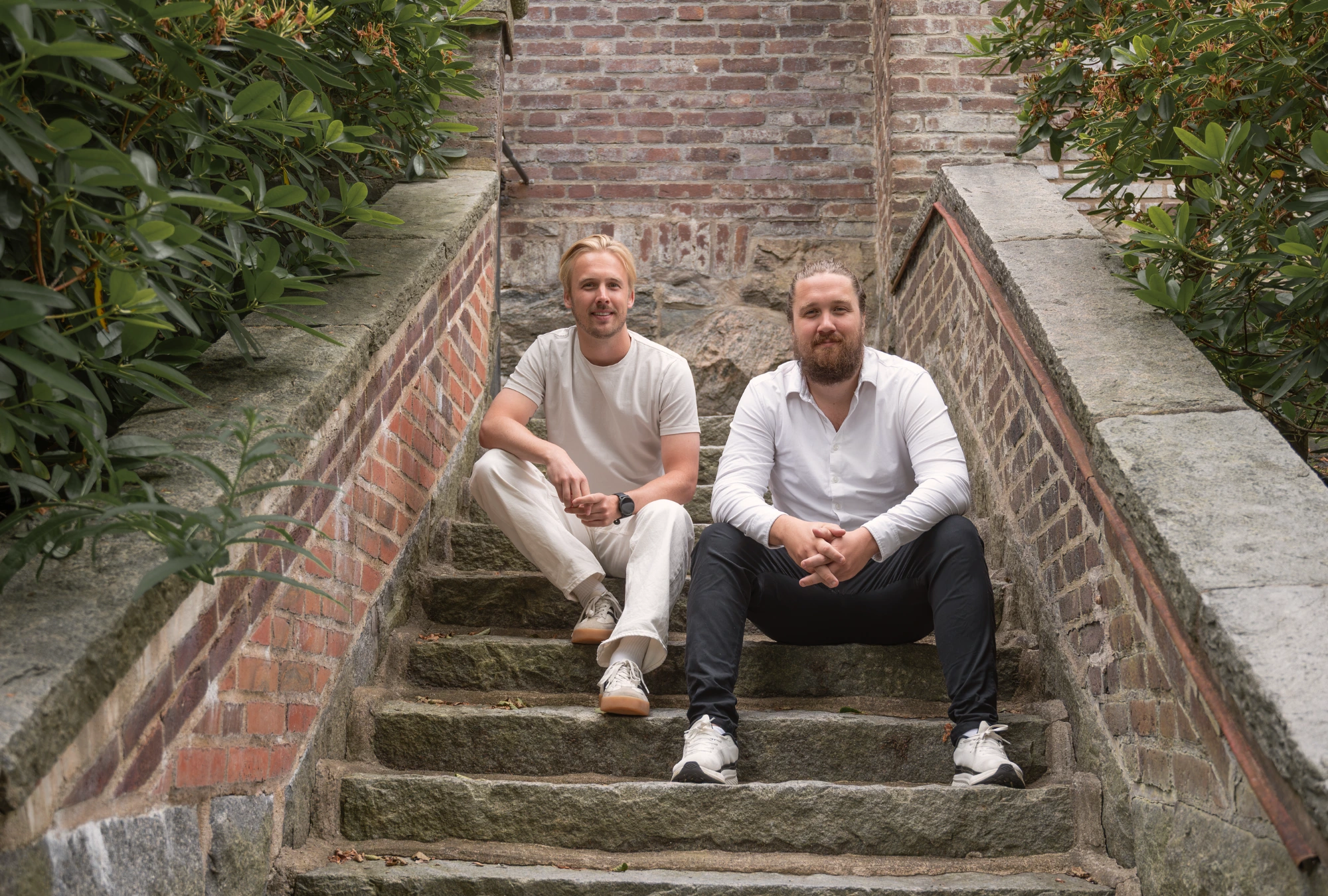 Marcus Widell och niklas allbäck sitter på trappan utanför factoringgruppens kontor